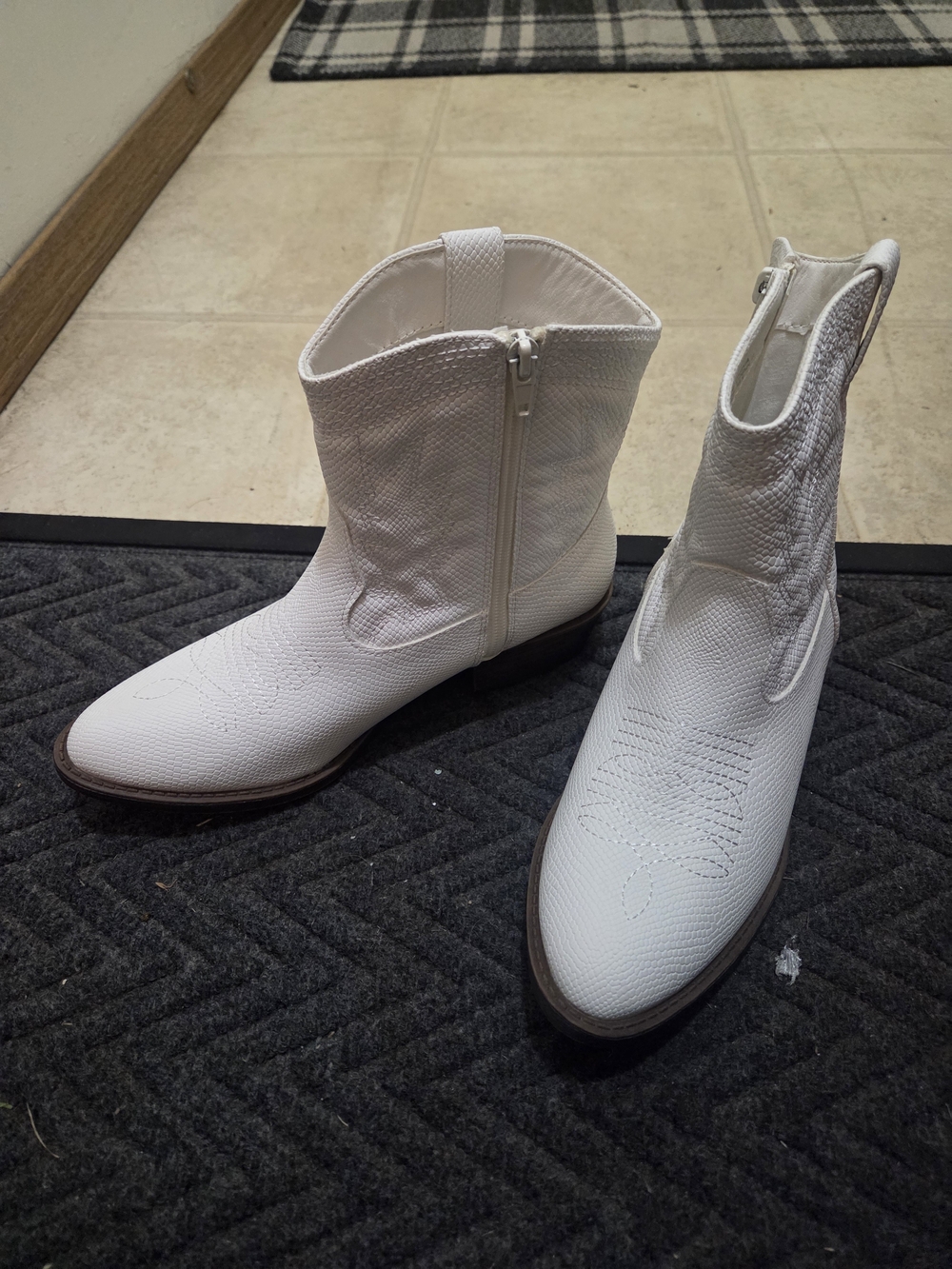 Coconuts by Matisse "Pistol" (or "Derringer") White Western Ankle Boots - NEW